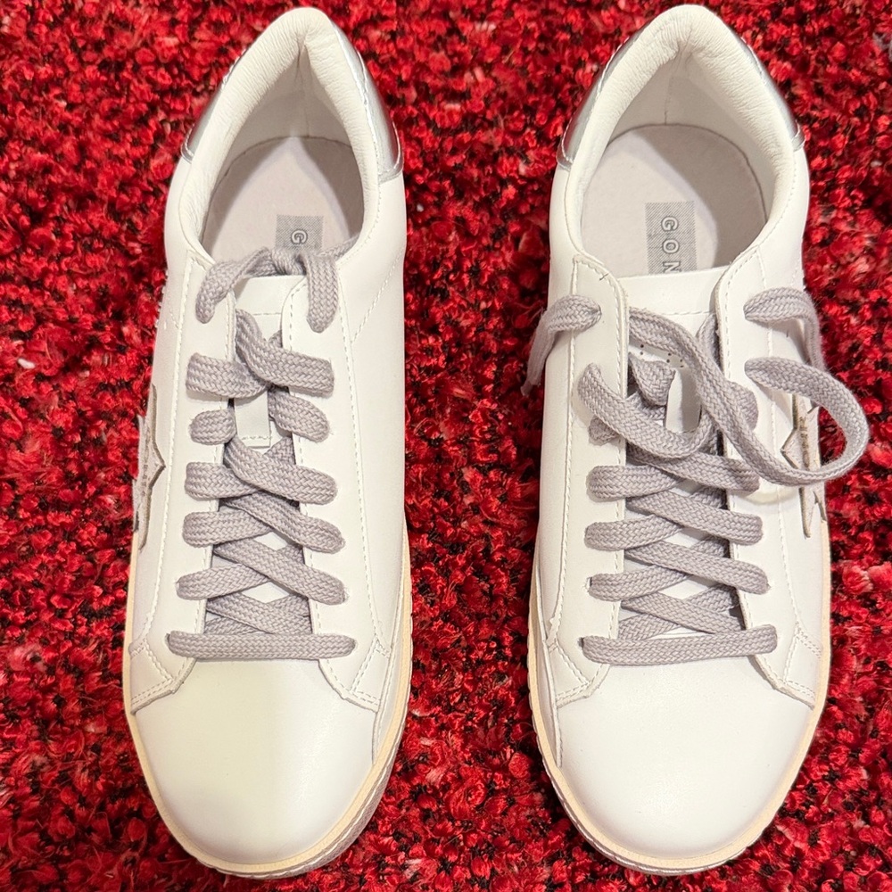 Gonr Women's White and Gray Sneakers